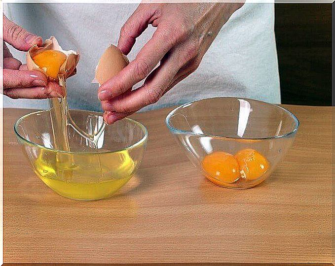 Nutritionists advise against eating raw eggs