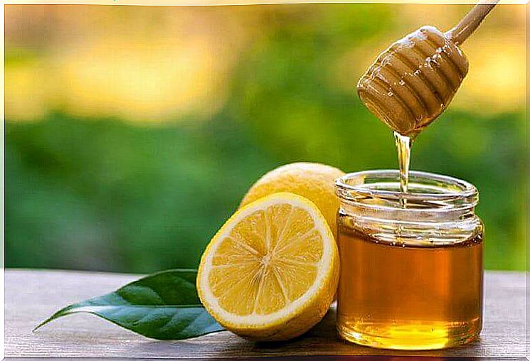 Honey and lemon are natural remedies for sore throats
