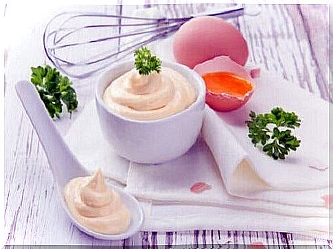 A hair mask with mayonnaise and egg to nourish the hair