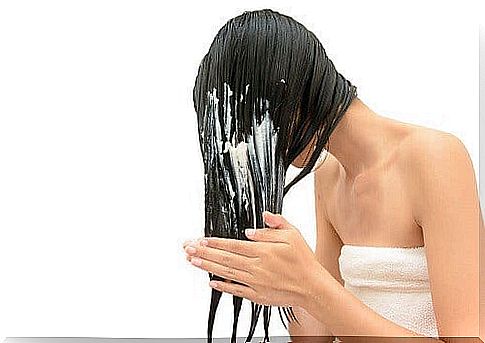 Treat oily hair with a mayonnaise and strawberry hair mask