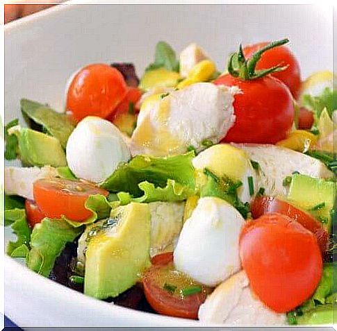 A delicious detoxifying salad against bloating