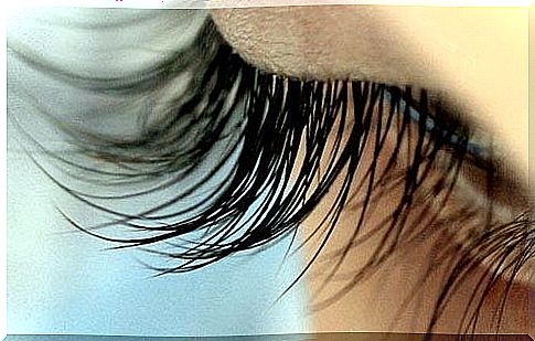 One of the benefits of castor oil is that it can lengthen your eyelashes