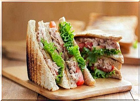 Tuna sandwiches are ideal to give to your guests