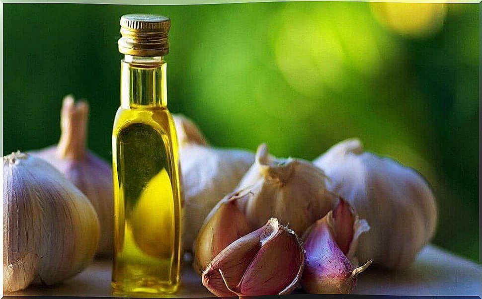 Five Natural Remedies For Ingrown Nails: Garlic Oil