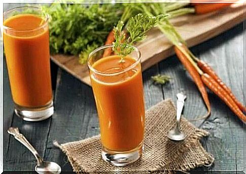 Carrot juice with parsley and lemon