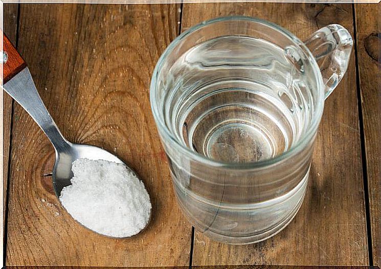 Natural solutions for sore throat: warm water with salt