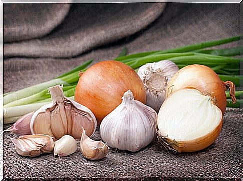 Natural Solutions for Sore Throats: Onion and Garlic