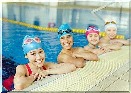 children at their swimming lesson