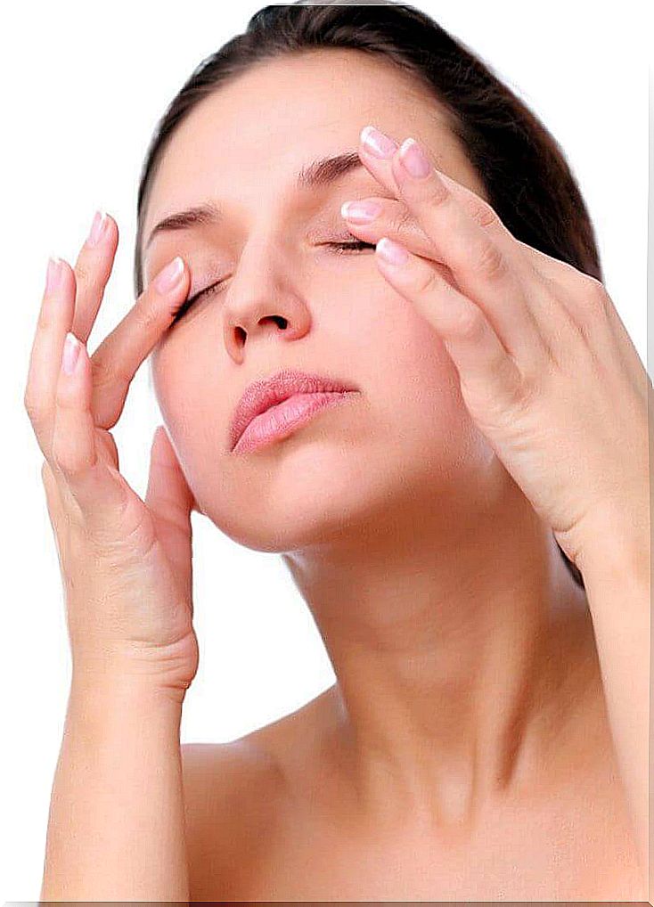 Woman who wants to rejuvenate her eyes