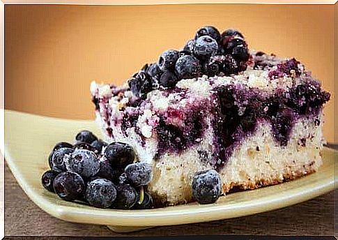 Cake with loose blueberries