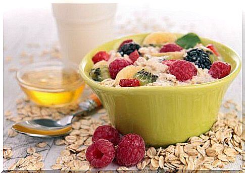 Breakfast to lose weight with oat yogurt and fruit
