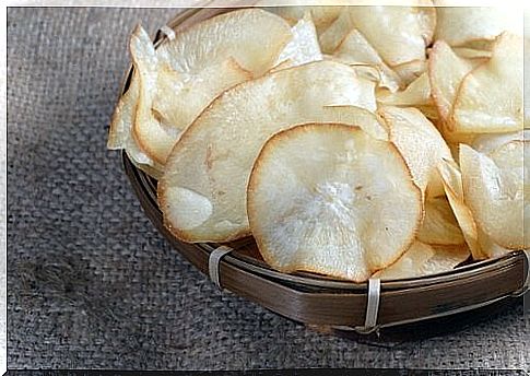bowl with vegetable chips from yucca 