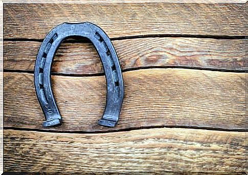 Why are horseshoes a good luck symbol?